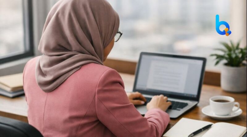 Pendiri lembaga pendidikan sedang bekerja di meja kerja sebagai simbol refleksi dalam membangun pendidikan yang sehat jangka panjang