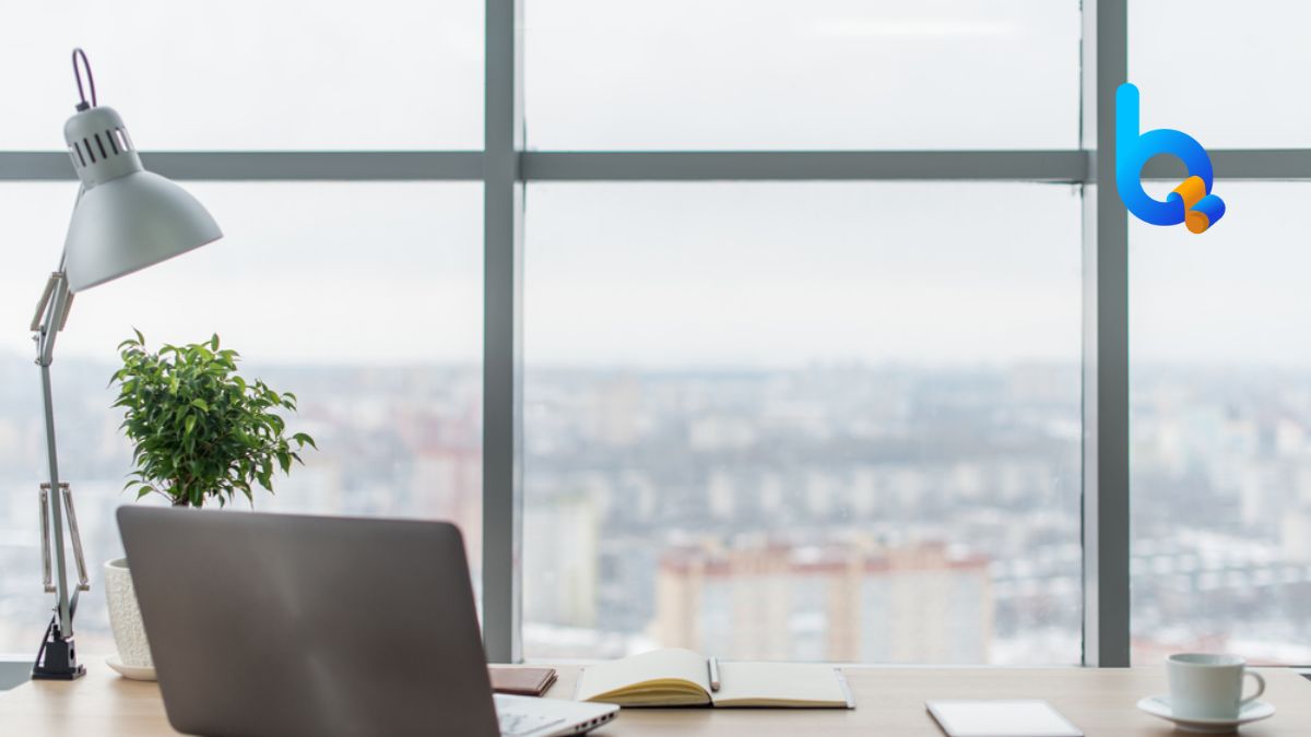 Meja kerja dengan catatan dan kalender sebagai simbol perencanaan dan keputusan jangka panjang dalam pendidikan